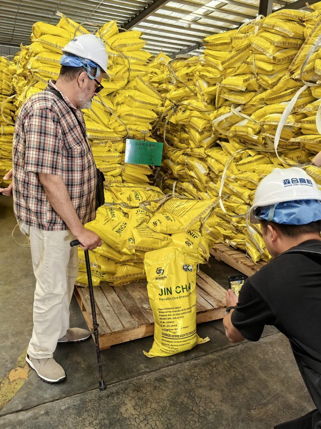Overseas customer visiting JINCHAN warehouse stock