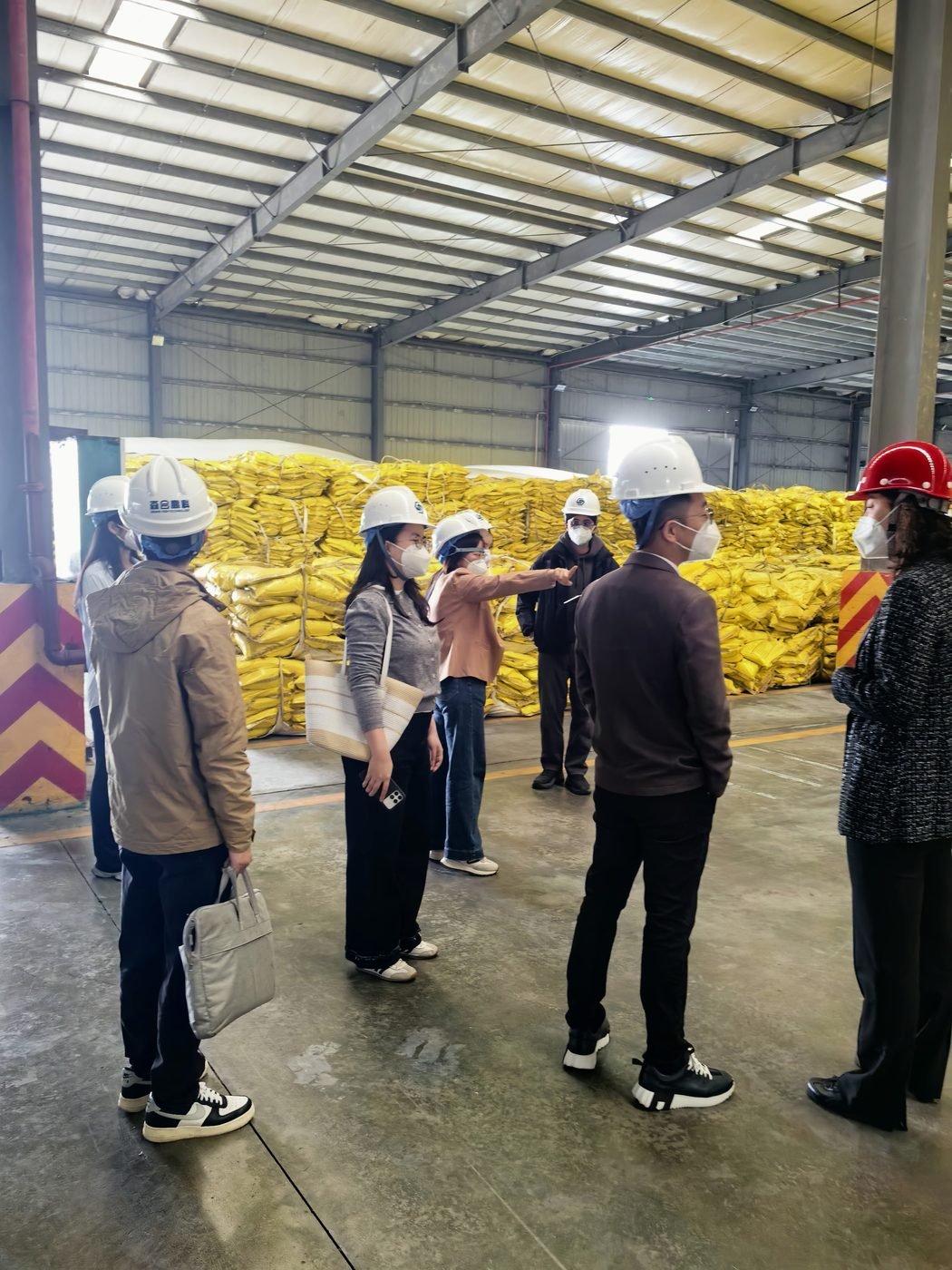 Customer visit inside JINCHAN factory warehouse